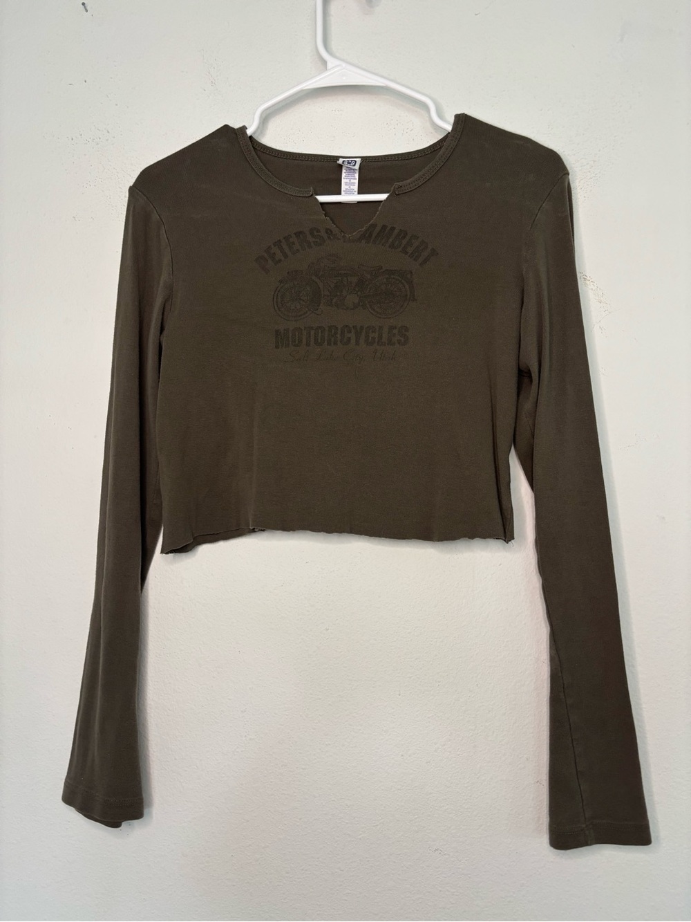 SUNDANCE ARMY GREEN MOTO GRAPHIC LONG SLEEVE CROPPED SHIRT SZ LARGE